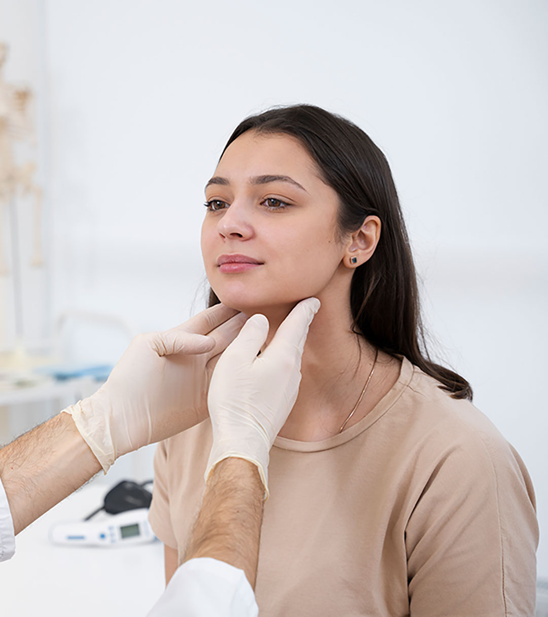 Una paziente dello studio di gnatologia Lodetti durante la valutazione della funzionalità articolare della mandibola.