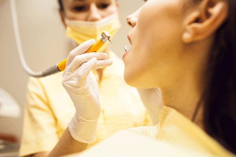 Dr. Lodetti durante uno degli interventi di chirurgia orale presso lo studio dentistico di Brescia.