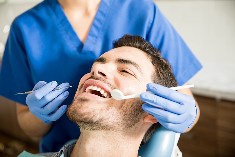 Un paziente dello studio dentistico durante un trattamenti di odontoiatria conservativa.