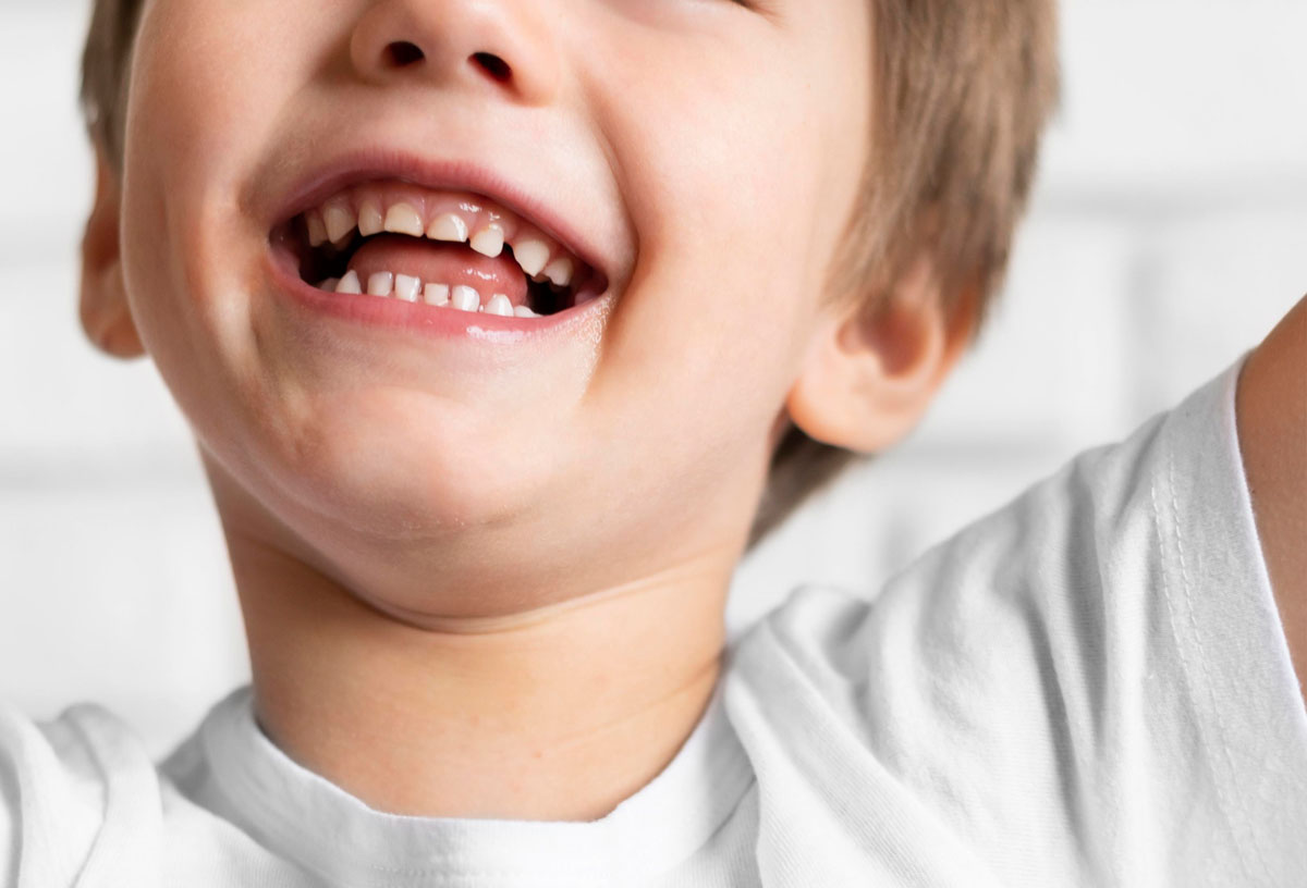 Il sorriso di un bambino durante una visita di odontoiatria pediatrica.