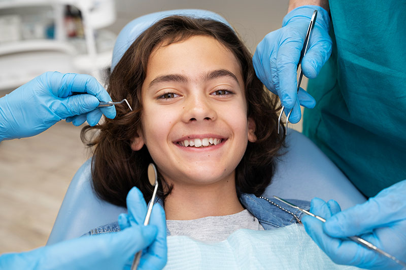 Piccolo paziente prima di una sigillatura dei denti.